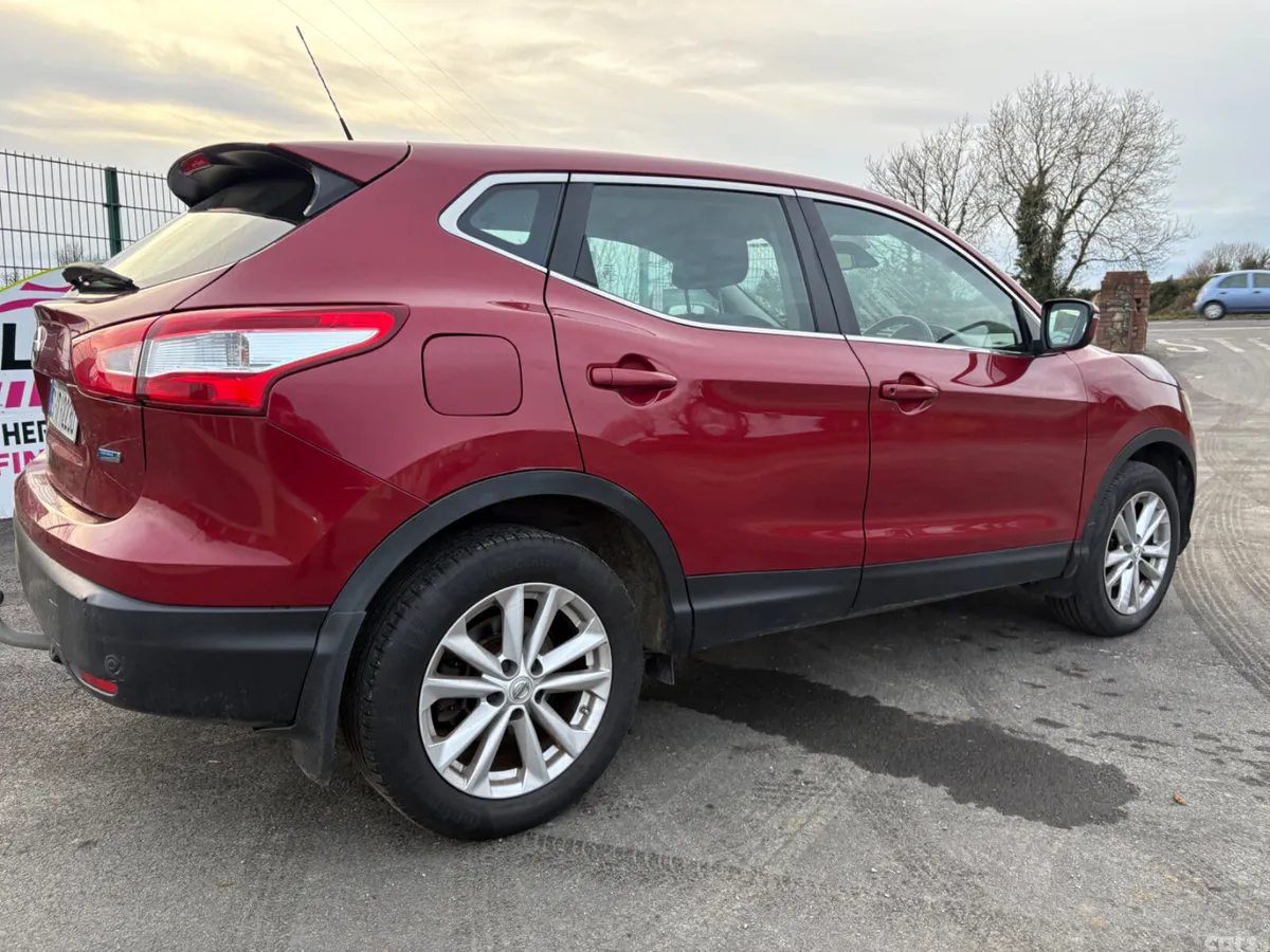 Nissan Qashqai Hatchback, Diesel, 2015, Red