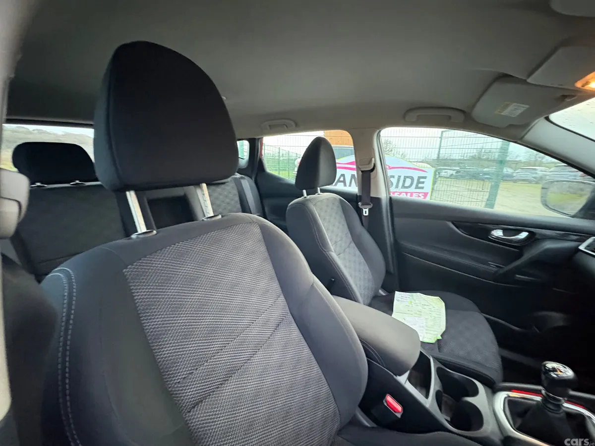 Nissan Qashqai Hatchback, Diesel, 2015, Red