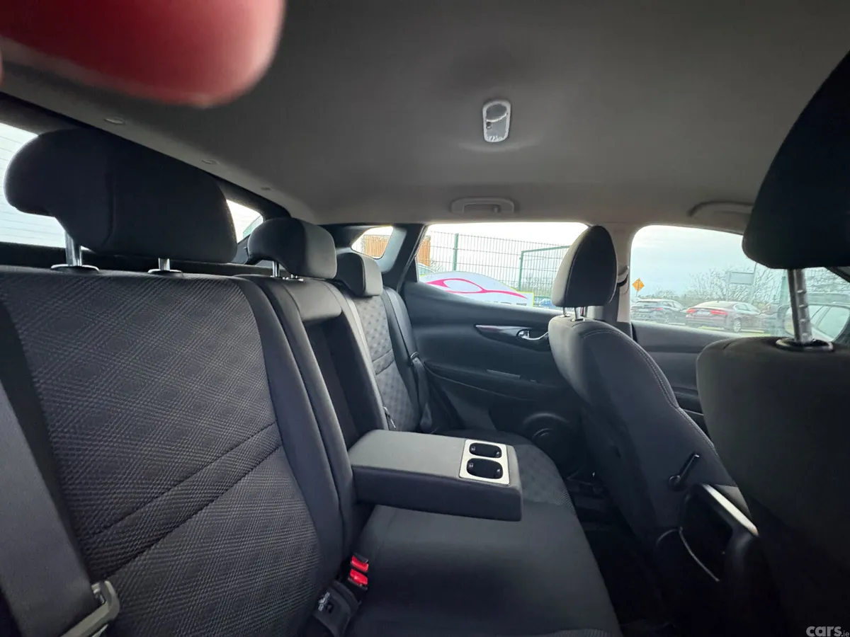 Nissan Qashqai Hatchback, Diesel, 2015, Red