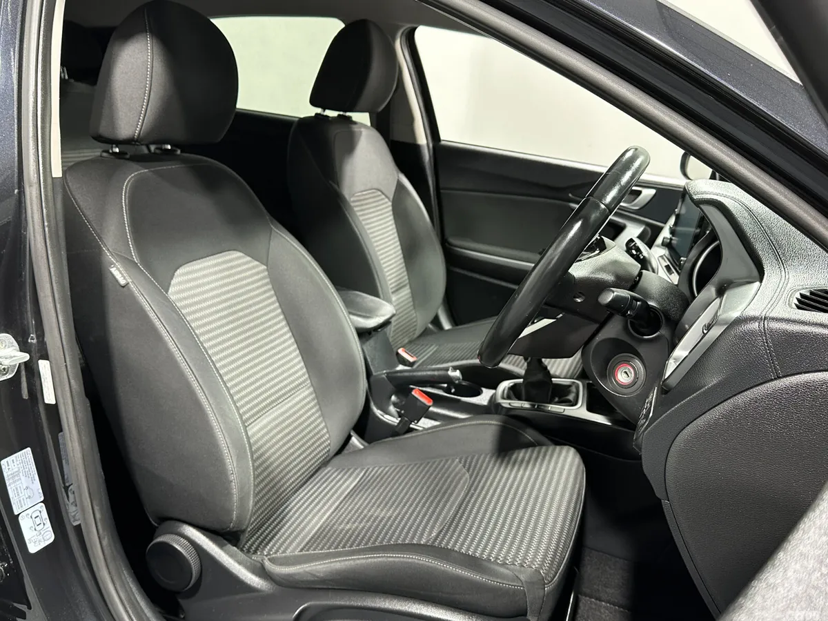 Kia Ceed Hatchback, Petrol, 2022, Black