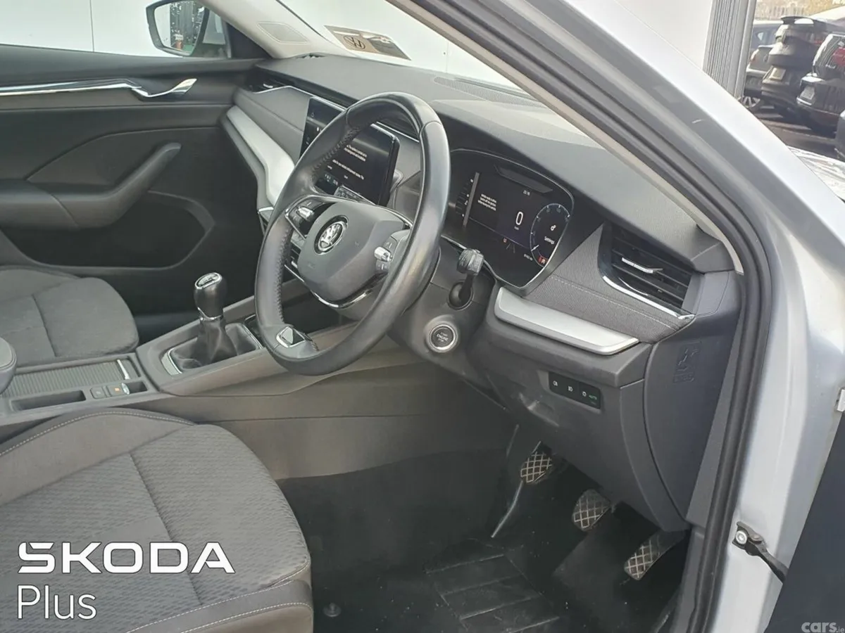 Skoda Octavia Saloon, Diesel, 2022, Grey
