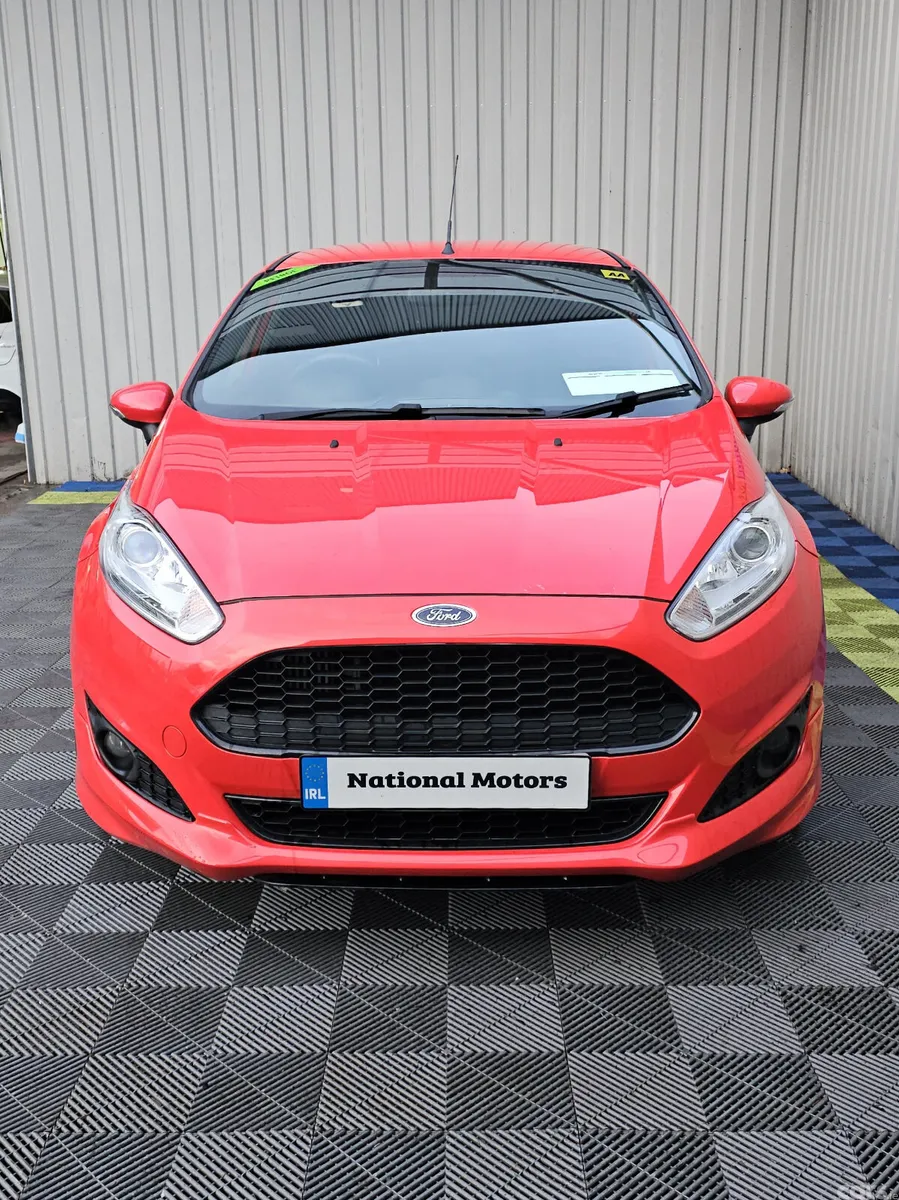 Ford Fiesta Hatchback, Petrol, 2017, Red