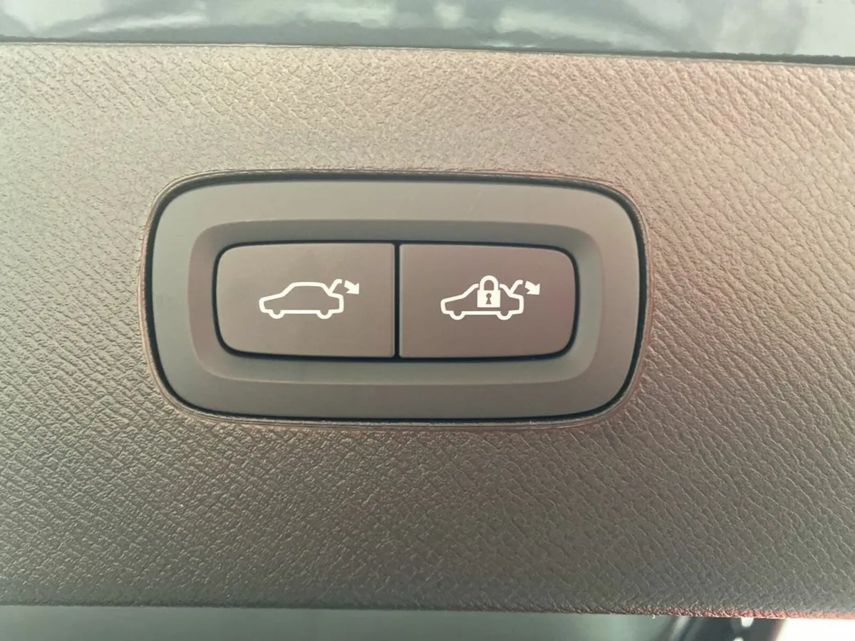 Volvo XC90 SUV, Petrol Plug-in Hybrid, 2026, Blue