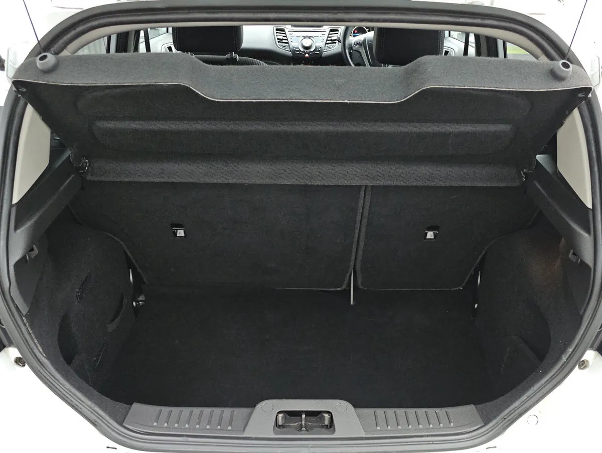 Ford Fiesta Hatchback, Petrol, 2015, White