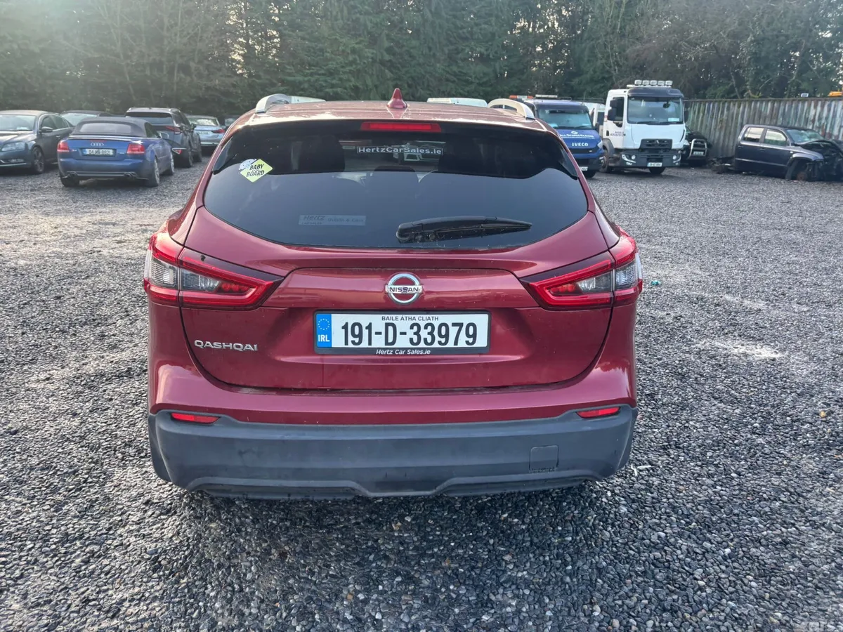 Nissan Qashqai MPV, Petrol, 2019, Red