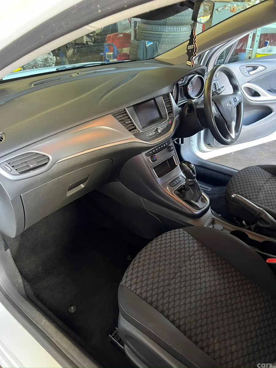 Opel Astra Hatchback, Diesel, 2022, White