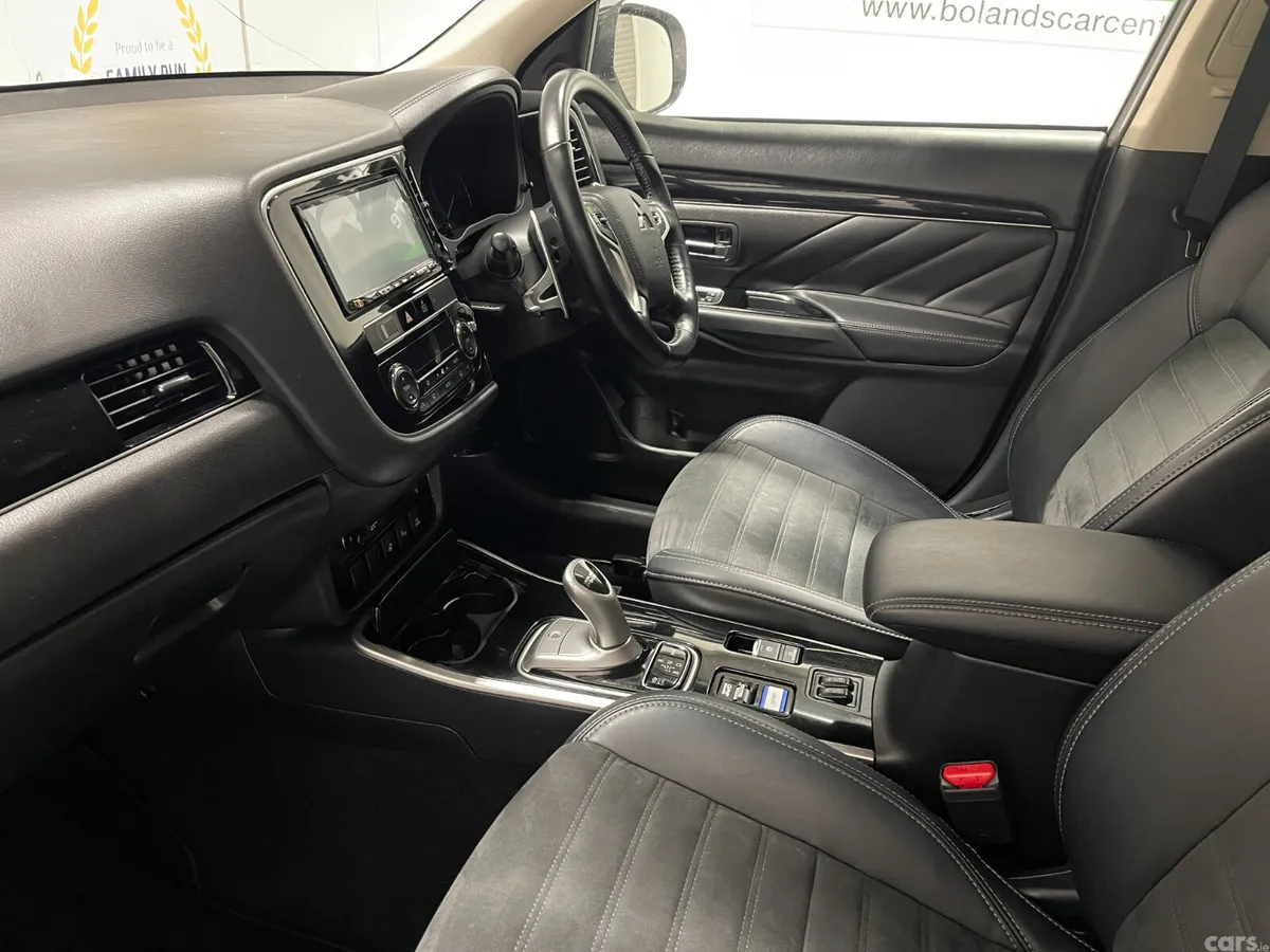 Mitsubishi Outlander SUV, Petrol Plug-in Hybrid, 2018, White