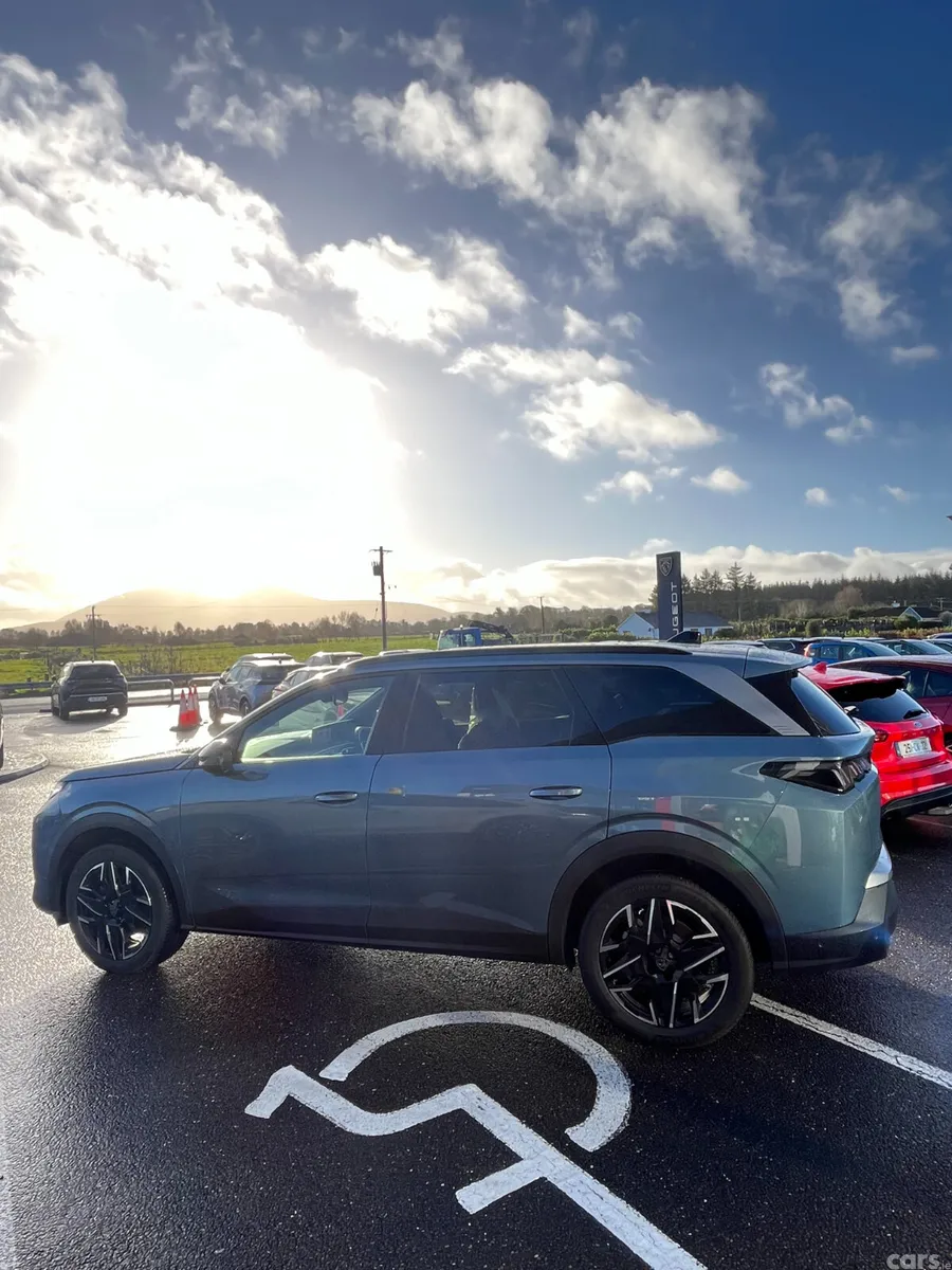 Peugeot 5008 MPV, Petrol Hybrid, 2025, Blue