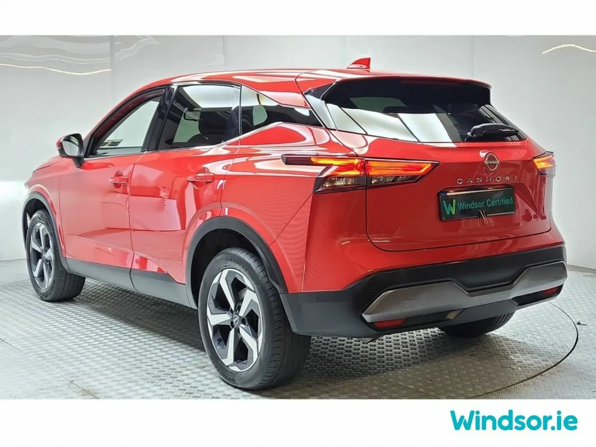 Nissan Qashqai MPV, Petrol Hybrid, 2022, Red