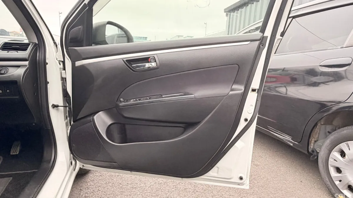 Suzuki Swift Hatchback, Petrol, 2016, White