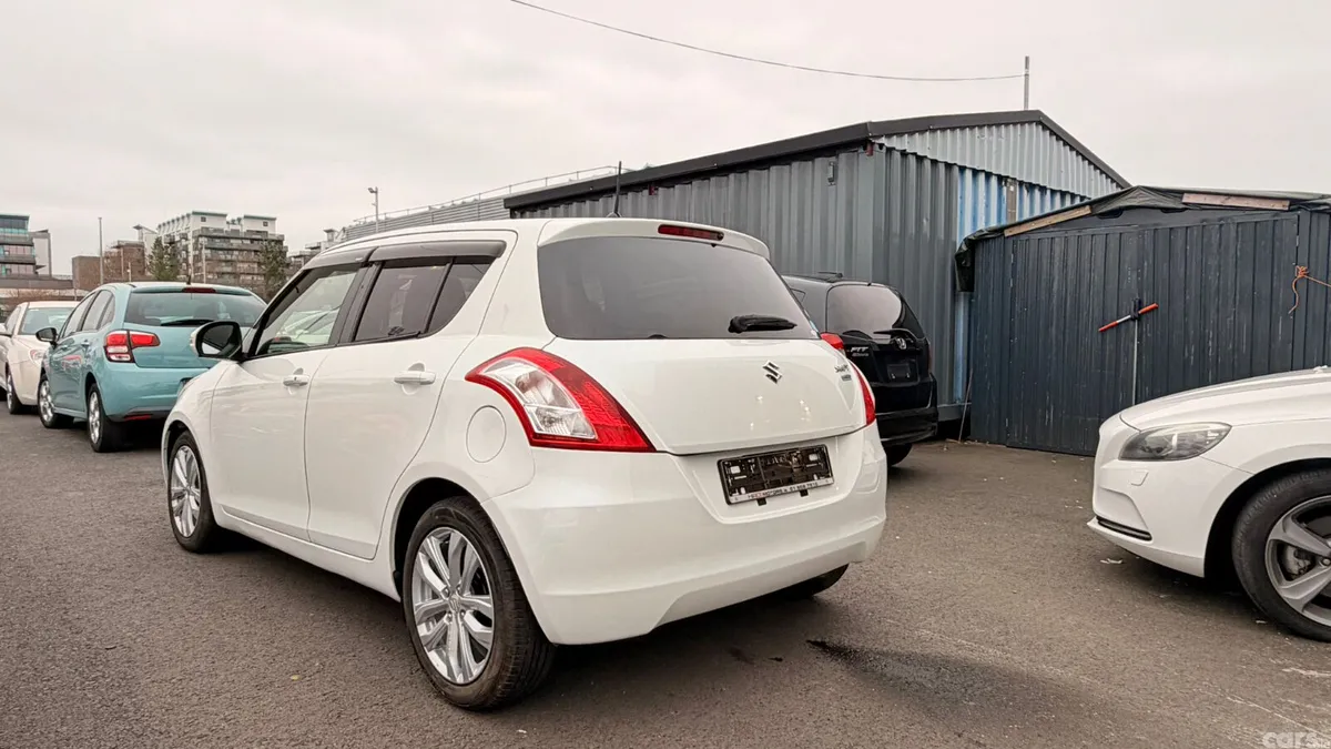 Suzuki Swift Hatchback, Petrol, 2016, White