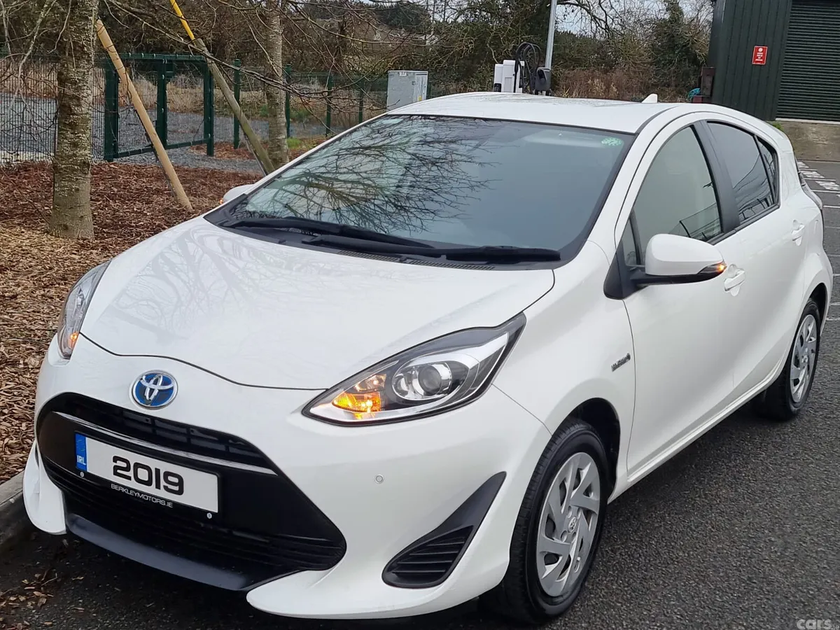 Toyota Aqua Hatchback, Petrol Hybrid, 2019, White
