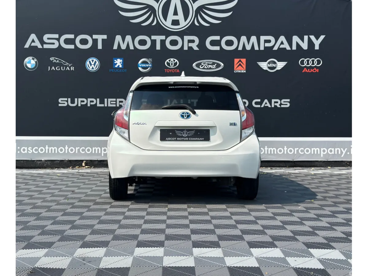 Toyota Aqua Hatchback, Petrol Hybrid, 2015, White
