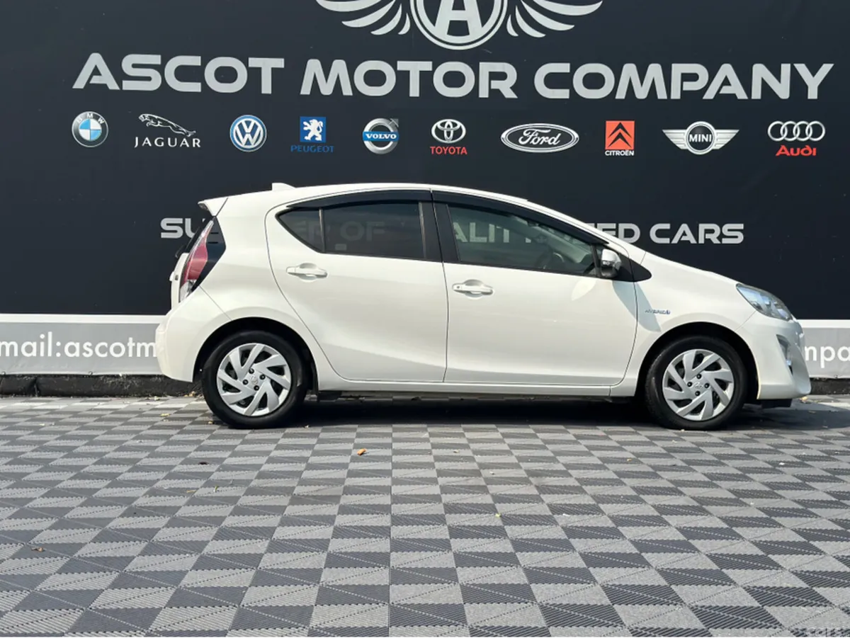 Toyota Aqua Hatchback, Petrol Hybrid, 2015, White