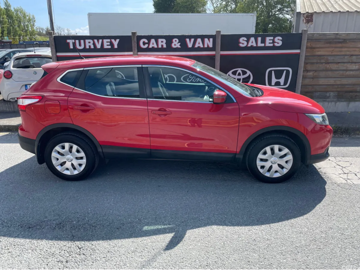 Nissan Qashqai MPV, Petrol, 2016, Red