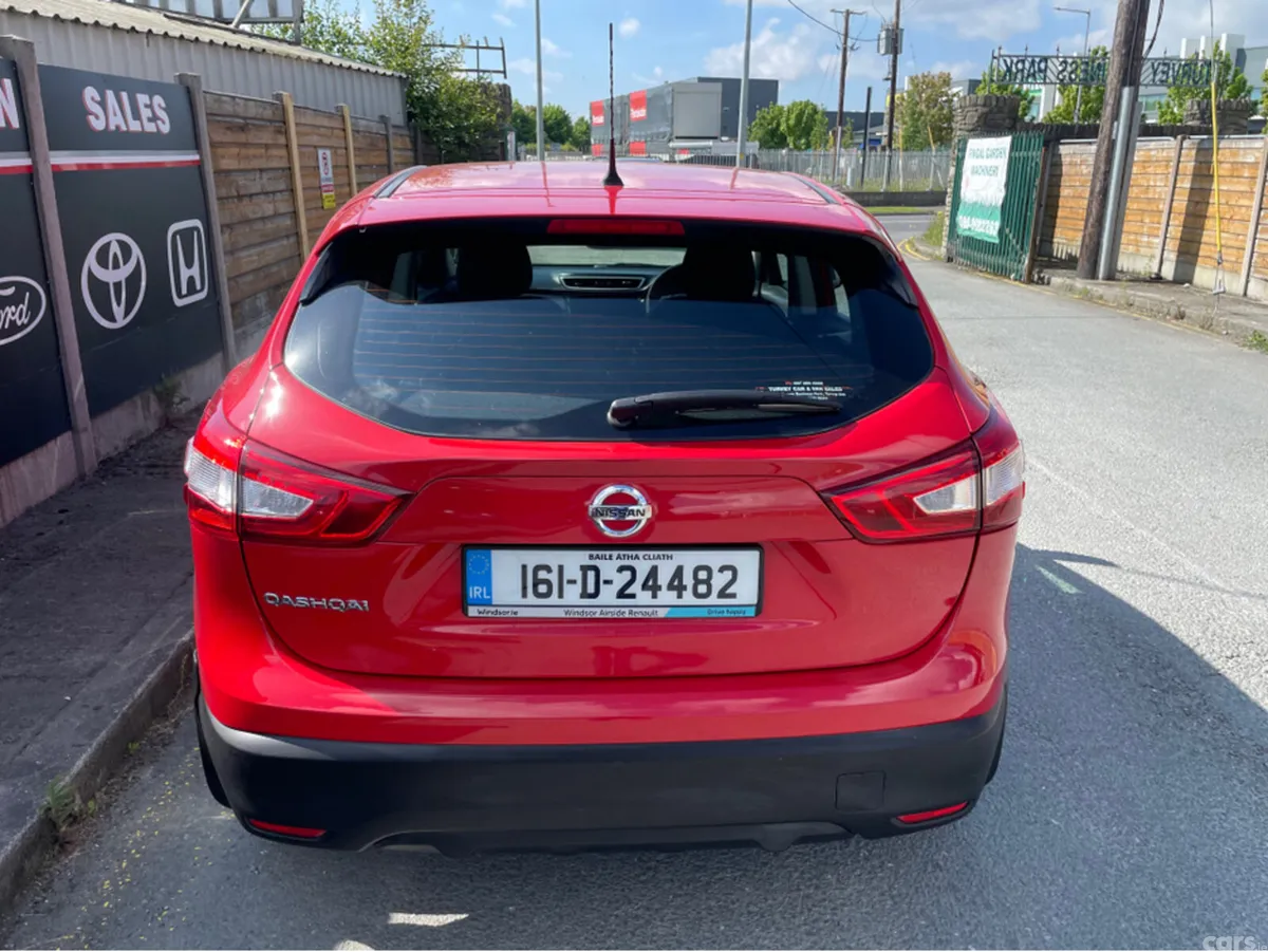 Nissan Qashqai MPV, Petrol, 2016, Red