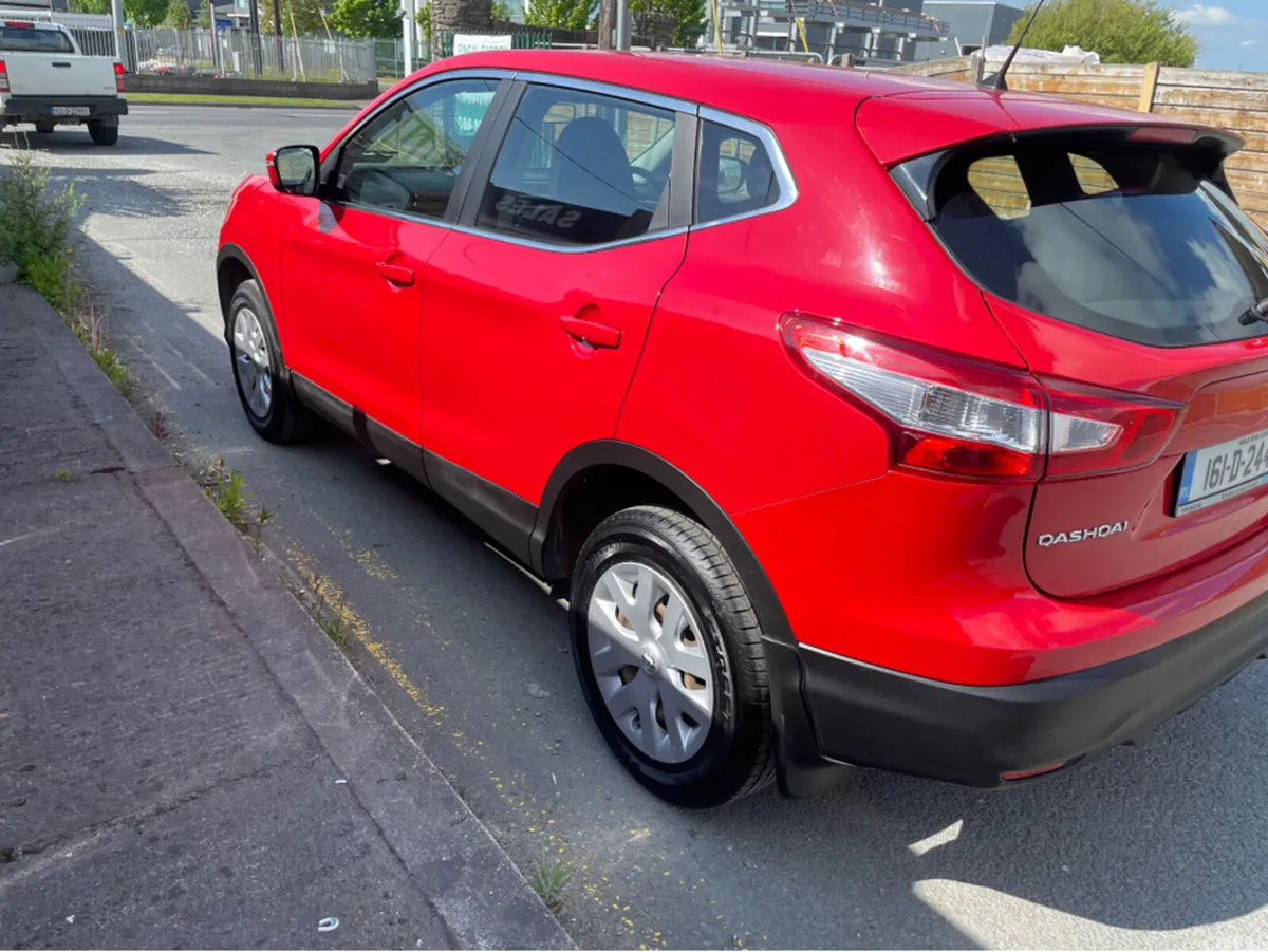 Nissan Qashqai MPV, Petrol, 2016, Red