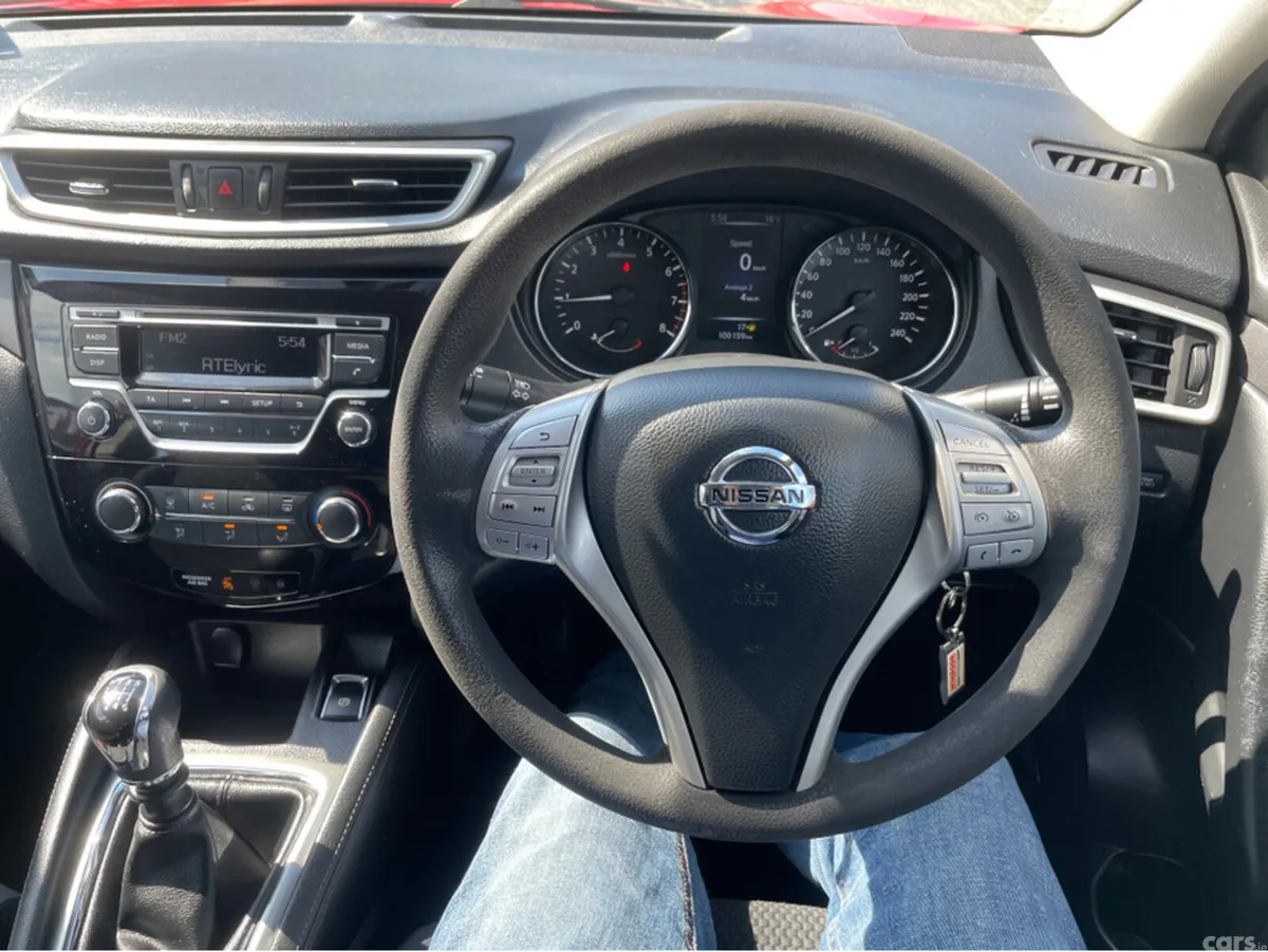 Nissan Qashqai MPV, Petrol, 2016, Red