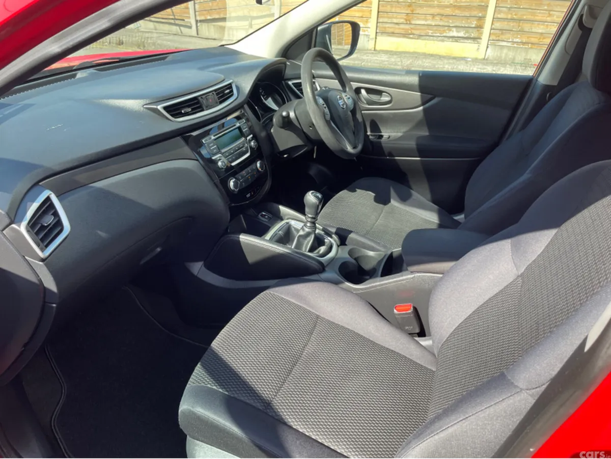 Nissan Qashqai MPV, Petrol, 2016, Red