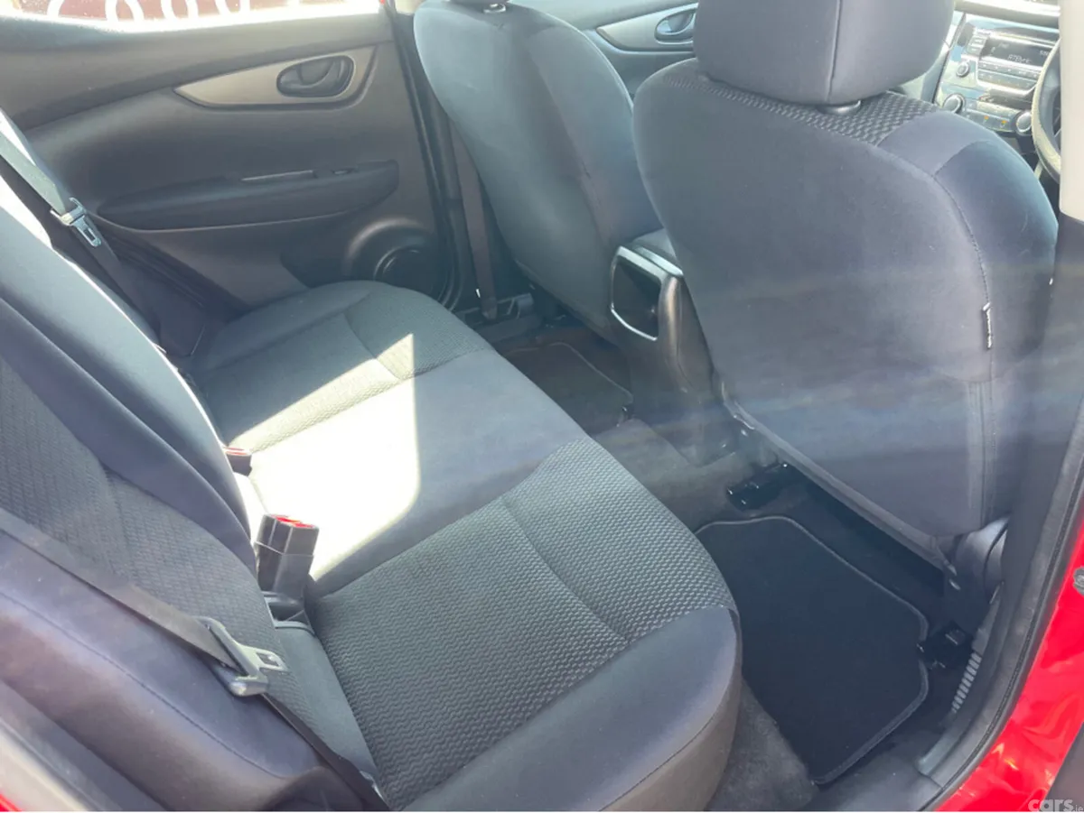 Nissan Qashqai MPV, Petrol, 2016, Red