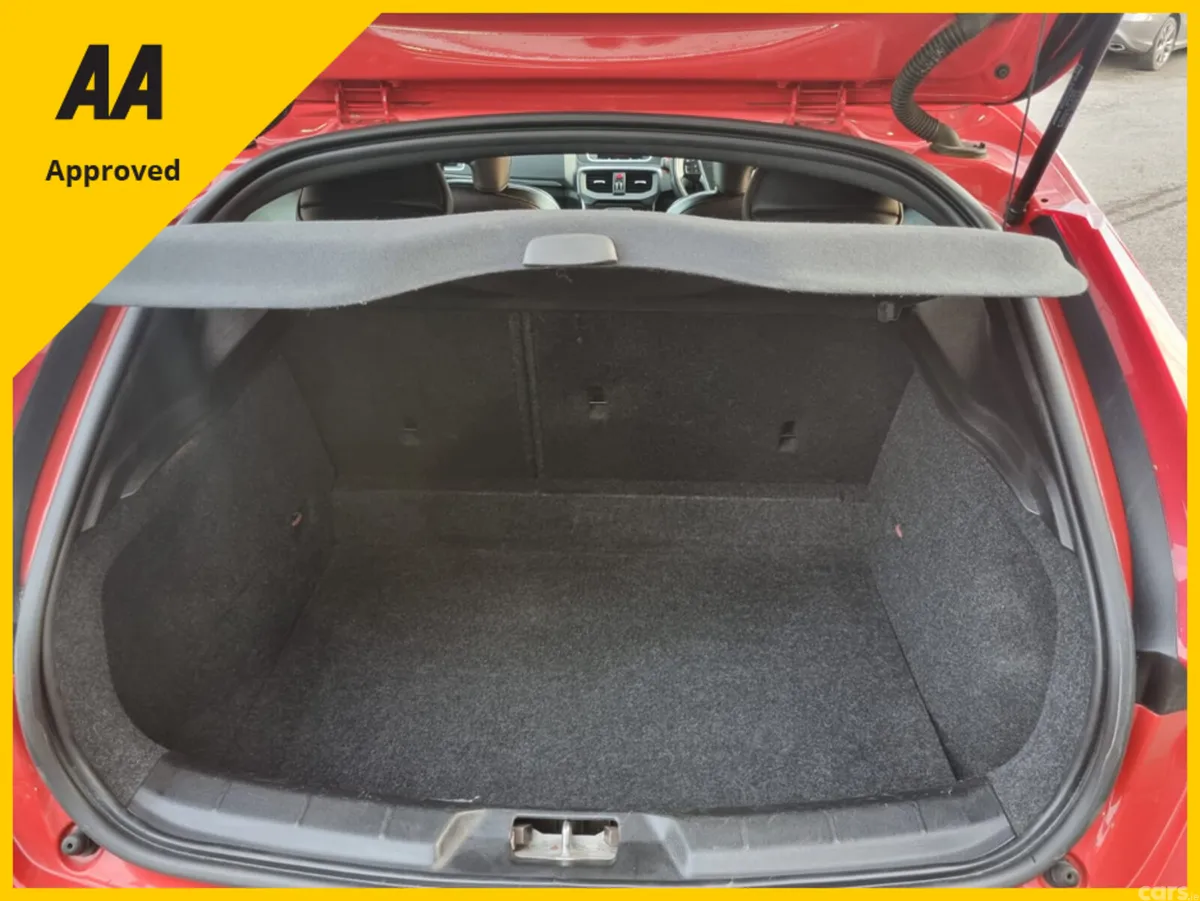 Volvo V40 Hatchback, Diesel, 2016, Red