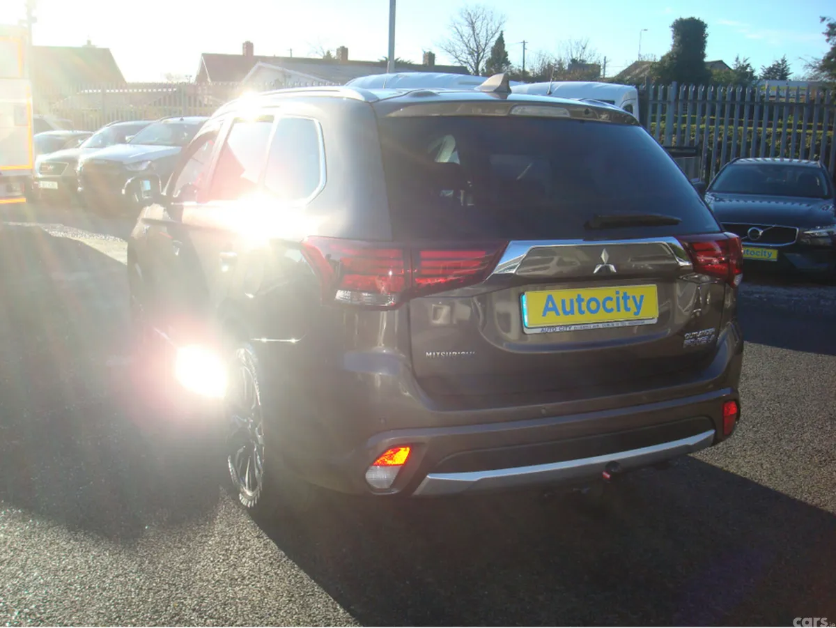 Mitsubishi Outlander Estate, Petrol Plug-in Hybrid, 2016, Brown