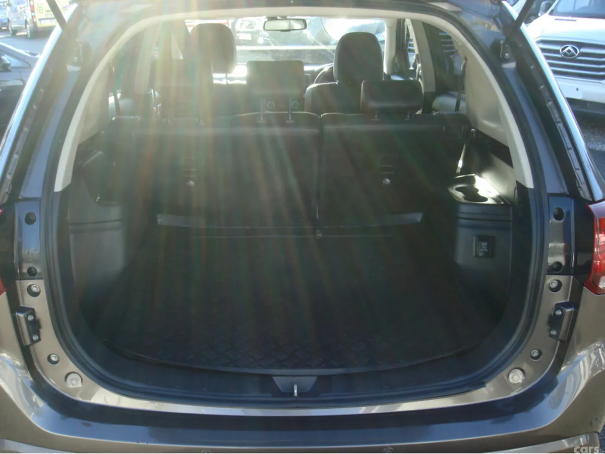 Mitsubishi Outlander Estate, Petrol Plug-in Hybrid, 2016, Brown