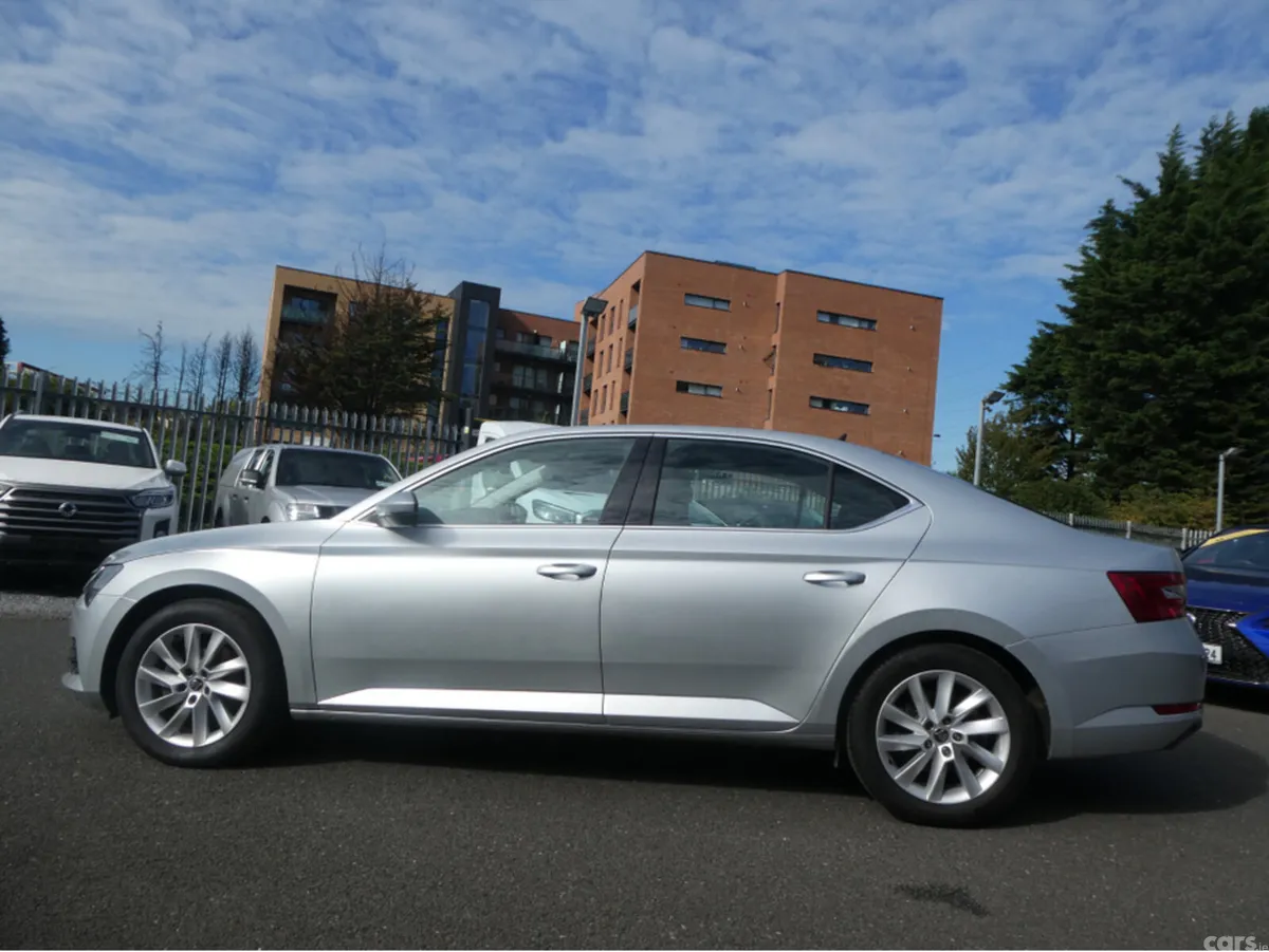 Skoda Superb Hatchback, Diesel, 2022, Grey