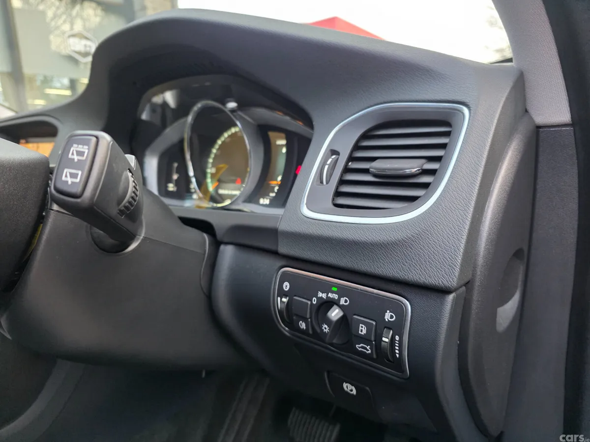 Volvo V60 Estate, Diesel Plug-in Hybrid, 2017, Blue