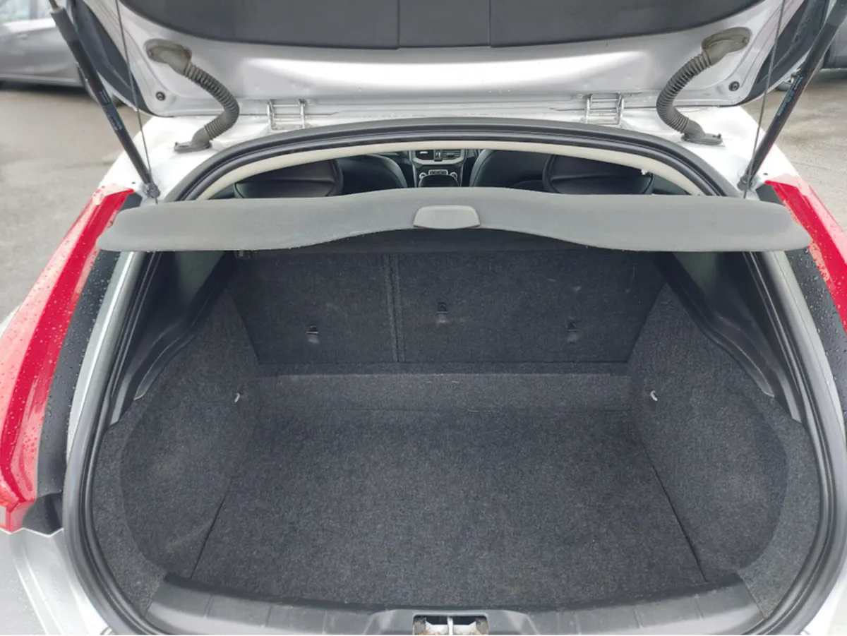 Volvo V40 Hatchback, Diesel, 2017, Grey