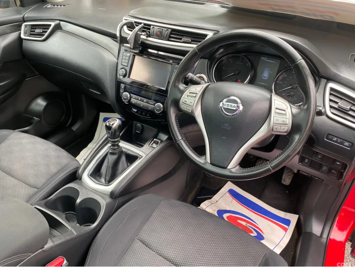 Nissan Qashqai Hatchback, Diesel, 2016, Red