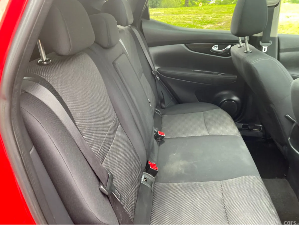 Nissan Qashqai Hatchback, Diesel, 2016, Red