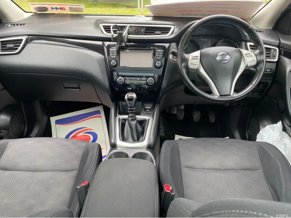 Nissan Qashqai Hatchback, Diesel, 2016, Red