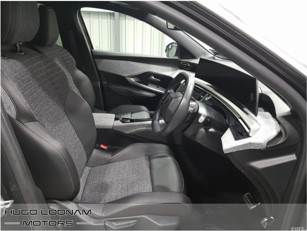 Peugeot 5008 MPV, Petrol, 2025, Grey