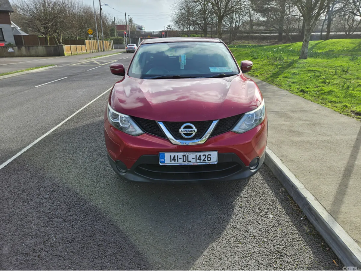 Nissan Qashqai MPV, Petrol, 2014, Red