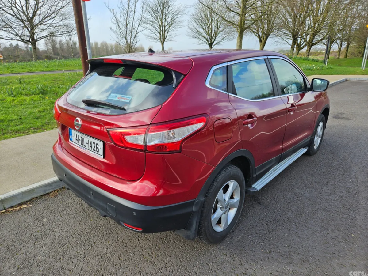 Nissan Qashqai MPV, Petrol, 2014, Red