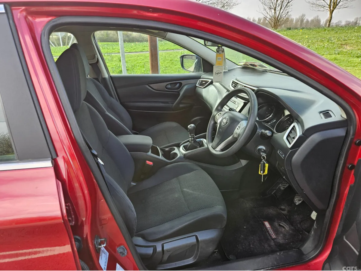 Nissan Qashqai MPV, Petrol, 2014, Red