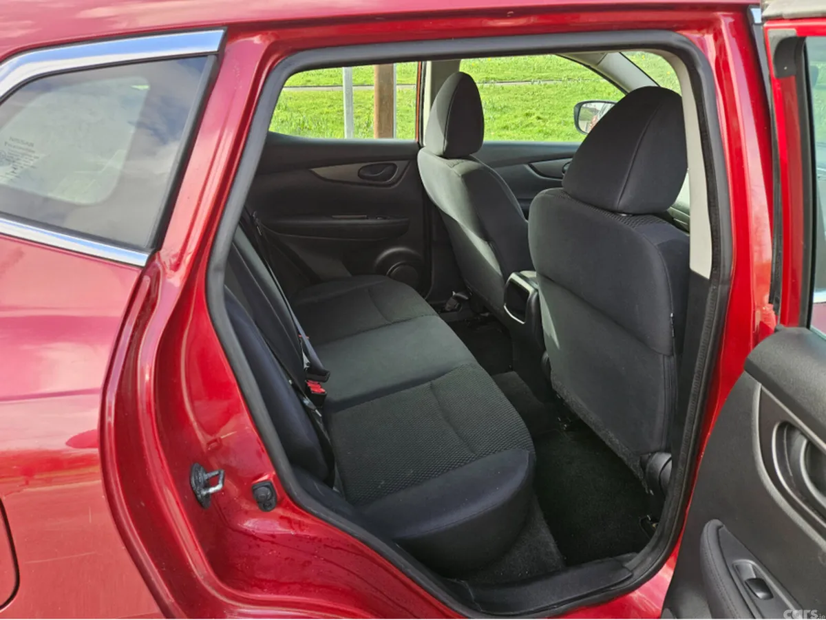 Nissan Qashqai MPV, Petrol, 2014, Red