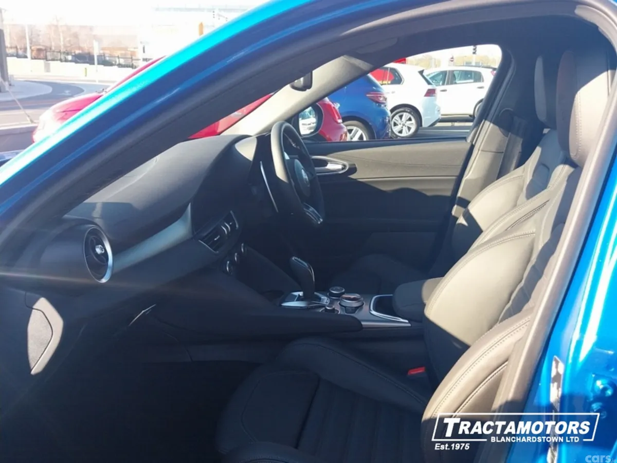 Alfa Romeo Giulia Saloon, Petrol, 2026, Blue