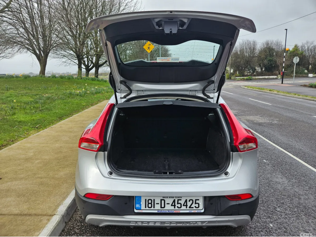 Volvo V40 Hatchback, Diesel, 2018, Grey