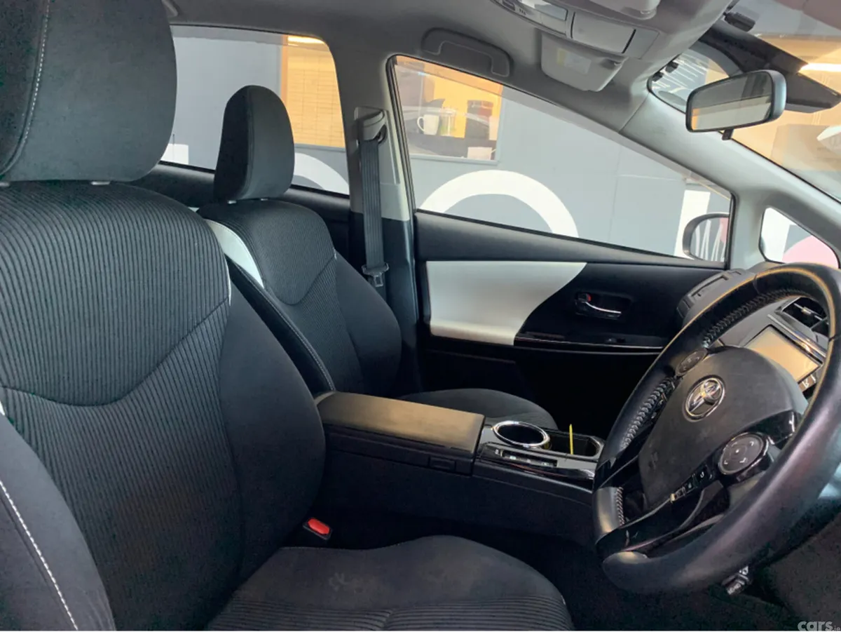 Toyota Prius MPV, Petrol Hybrid, 2017, White