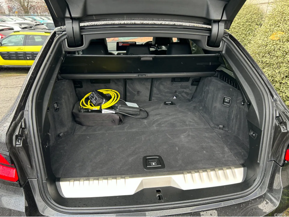 BMW 5-Series Estate, Petrol Plug-in Hybrid, 2022, Grey