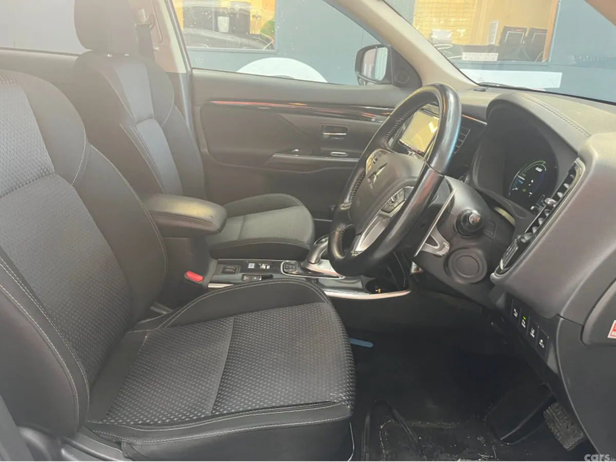 Mitsubishi Outlander SUV, Petrol Plug-in Hybrid, 2020, White