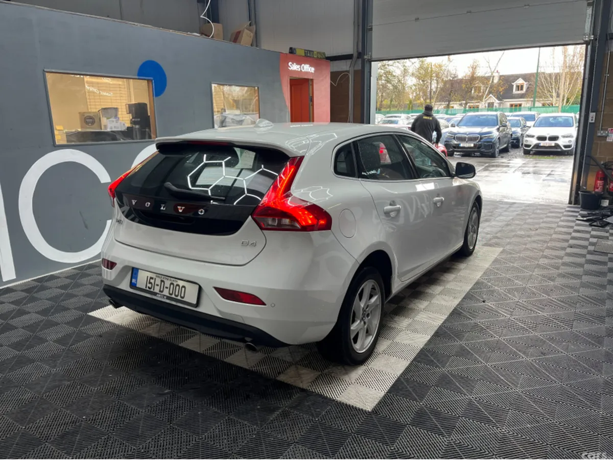 Volvo V40 Hatchback, Diesel, 2015, White