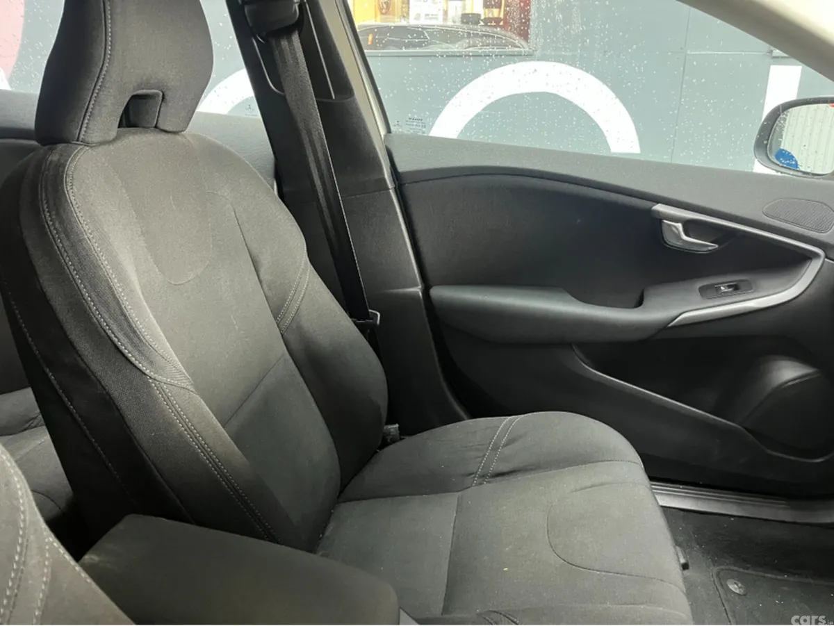 Volvo V40 Hatchback, Diesel, 2015, White