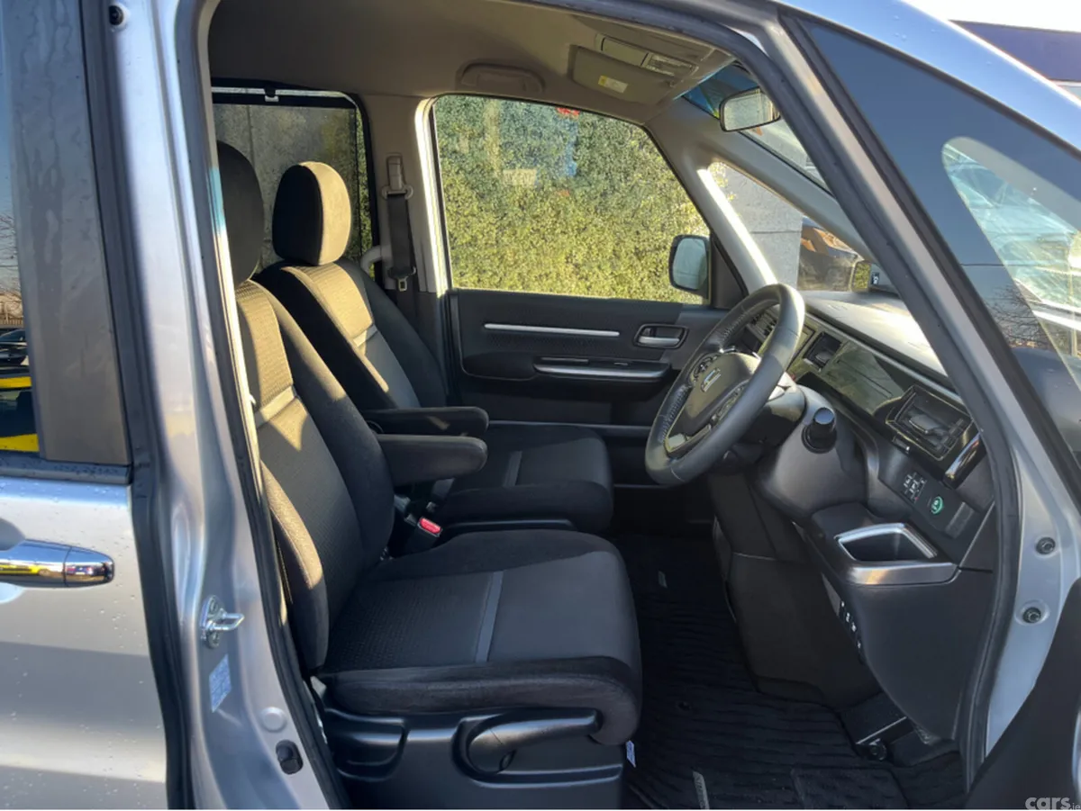 Honda Stepwagon MPV, Petrol Hybrid, 2018, Silver