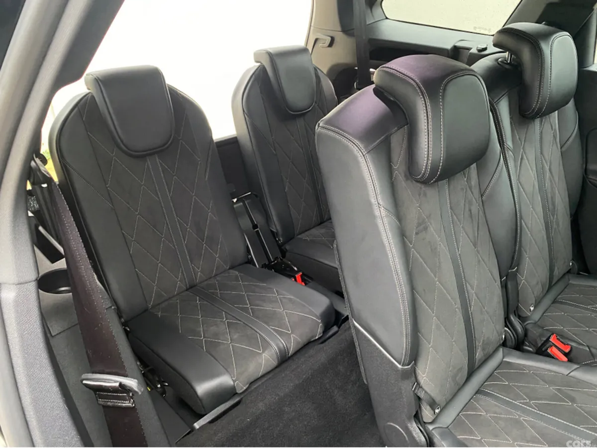 Peugeot 5008 MPV, Diesel, 2019, Black