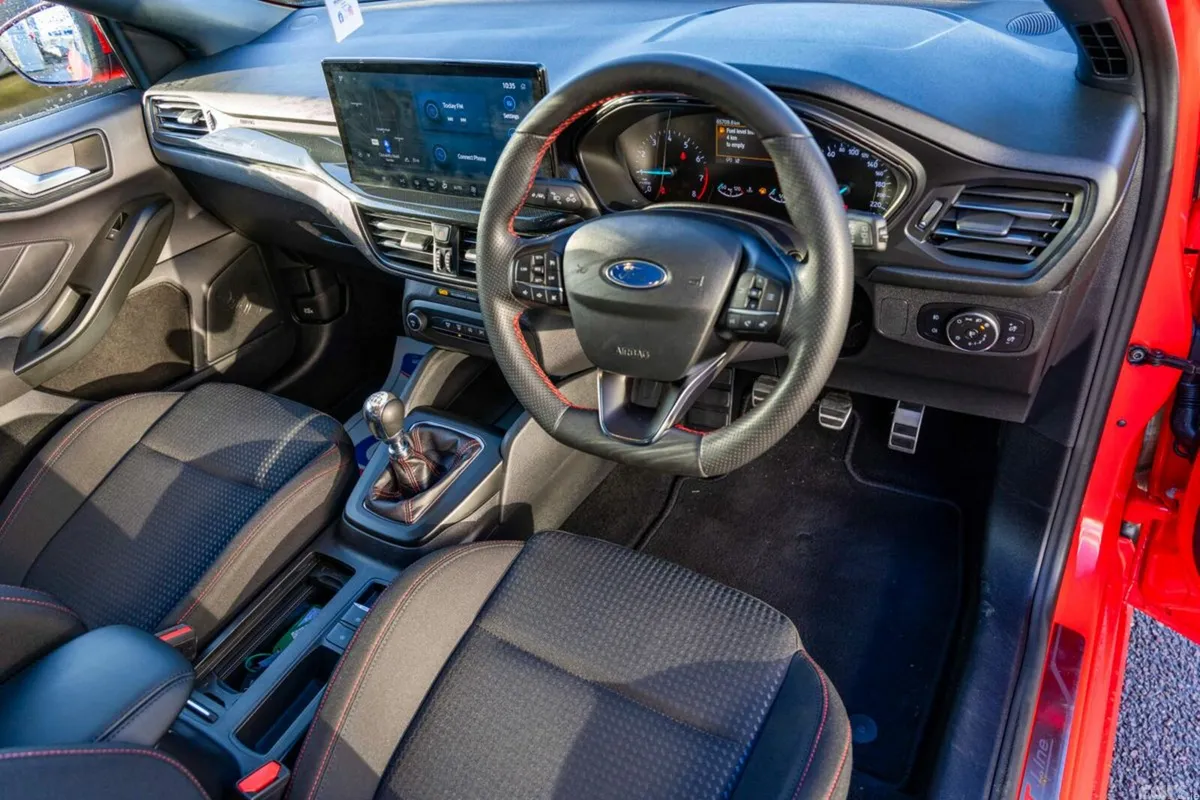 Ford Focus Hatchback, Petrol, 2023, Red