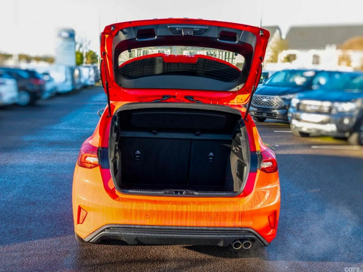 Ford Focus Hatchback, Petrol, 2023, Red