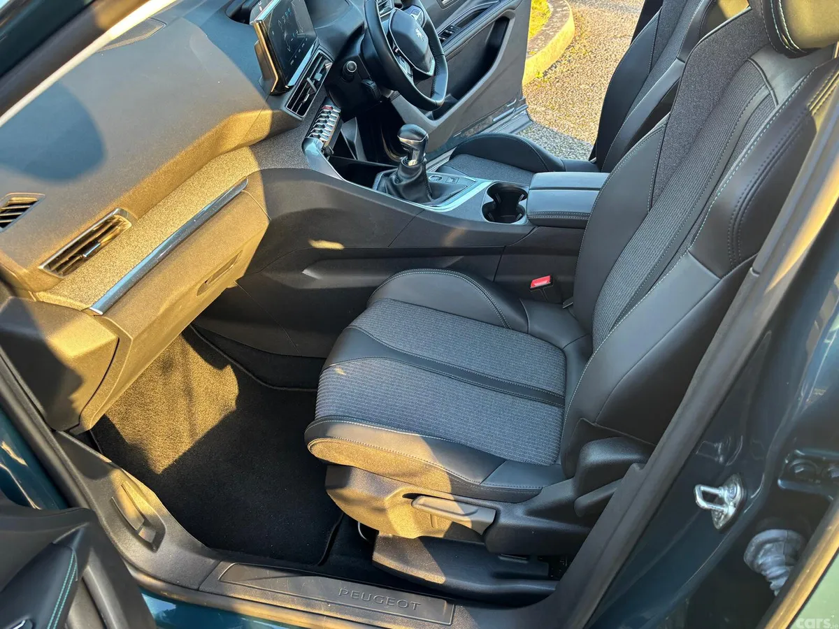 Peugeot 3008 MPV, Petrol, 2022, Blue